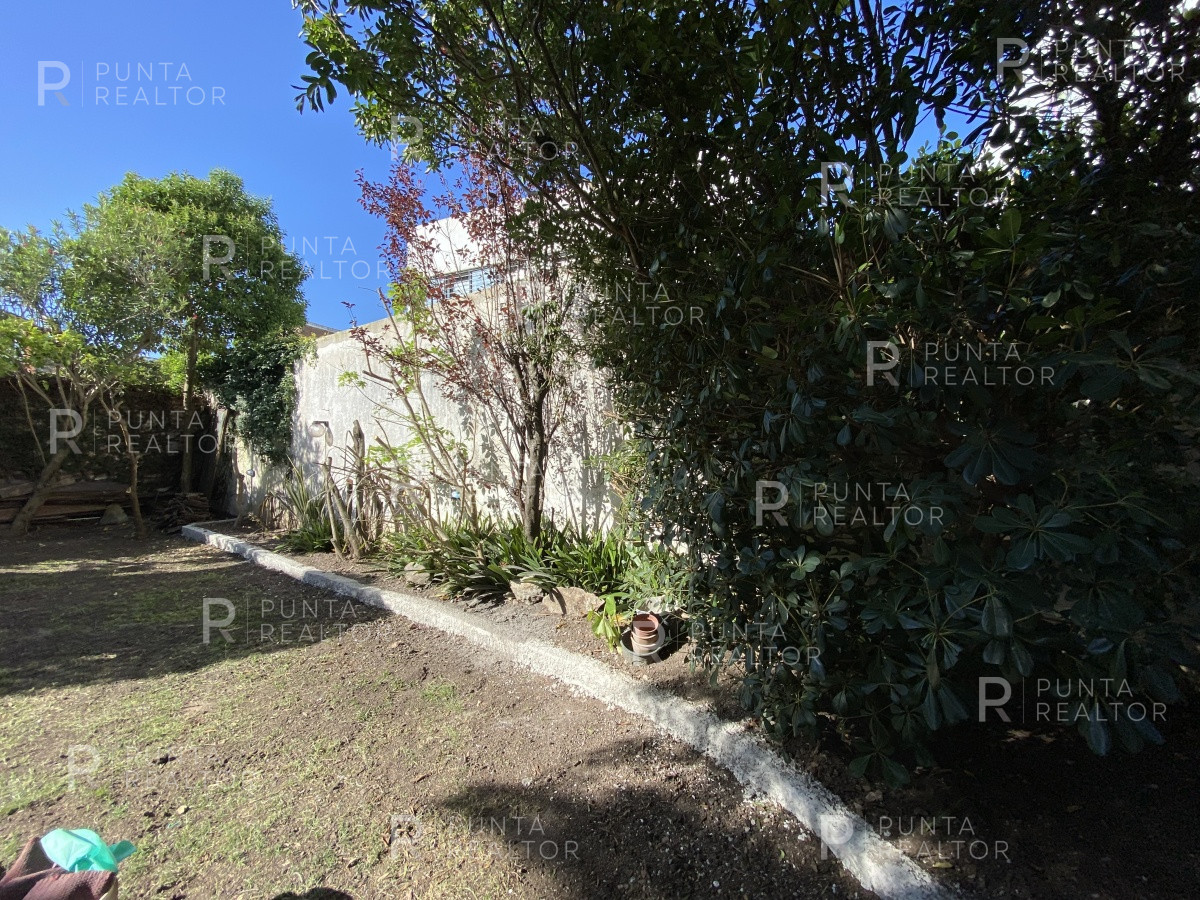 Casa ID.828 - Casa en alquiler 3 dormitorios, 2 suites, servicio, barbacoa, jardines, Montevideo Uruguay