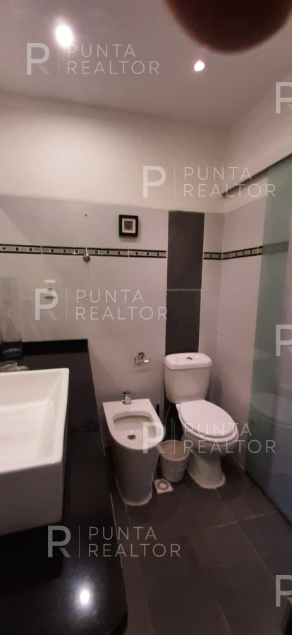 Casa ID.828 - Casa en alquiler 3 dormitorios, 2 suites, servicio, barbacoa, jardines, Montevideo Uruguay