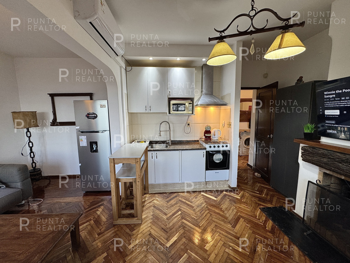 Casa ID.828 - Casa en alquiler 5 dormitorios, 3 suites, servicio, barbacoa, jardines, Montevideo Uruguay