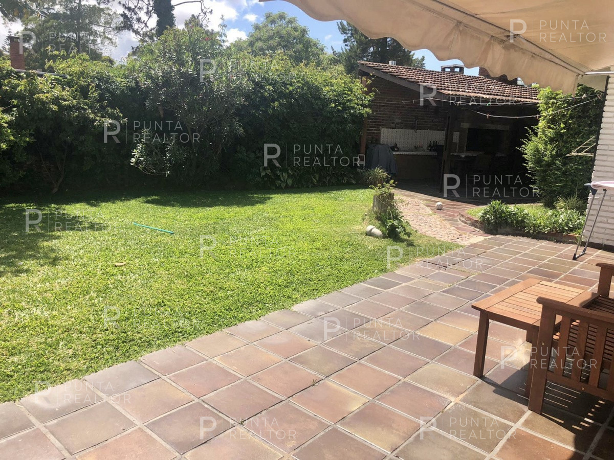 Casa ID.131 - Las Delicias, casa de dos dormitorios para 7 personas, 2 dormitorios y servicio, jardín, parrillero techado. cochera, a 3 cuadras de la playa
