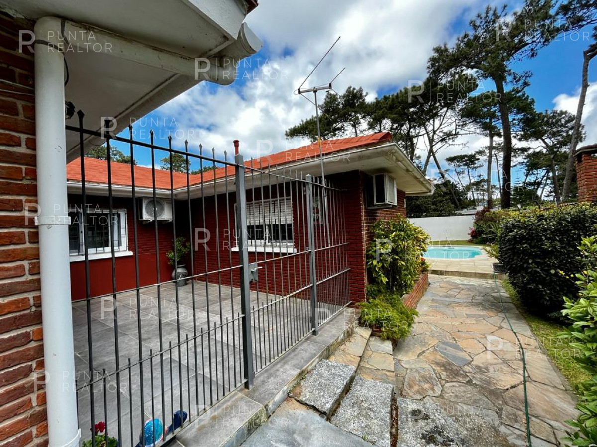 Casa ID.2454 - Casa Alquiler, 3 Dormitorios, Pileta climatizada, Playa Mansa, Punta del Este, Uruguay