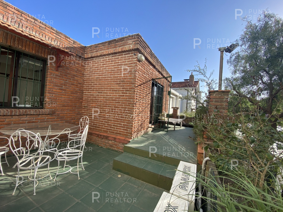 Casa ID.828 - Casa en alquiler 3 dormitorios, 2 suites, servicio, barbacoa, jardines, Montevideo Uruguay