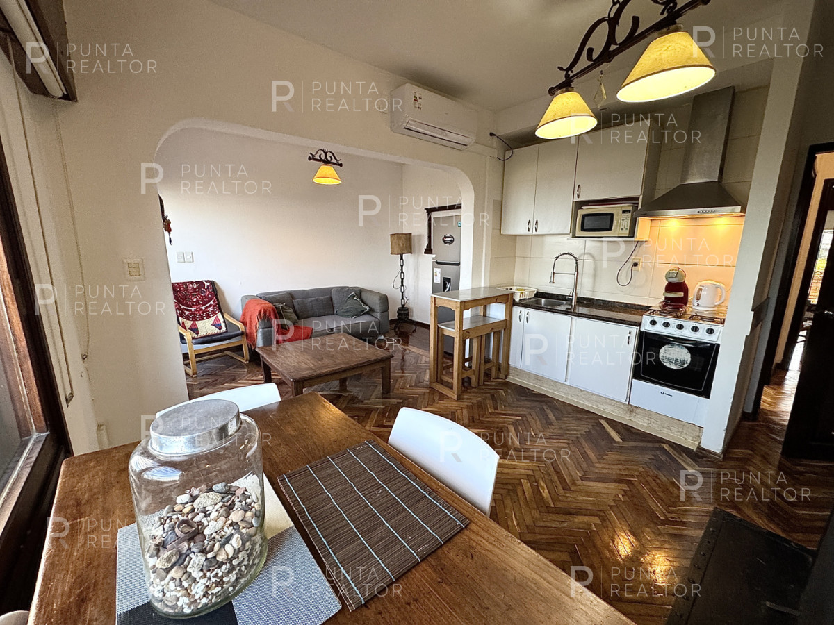 Casa ID.828 - Casa en alquiler 5 dormitorios, 3 suites, servicio, barbacoa, jardines, Montevideo Uruguay