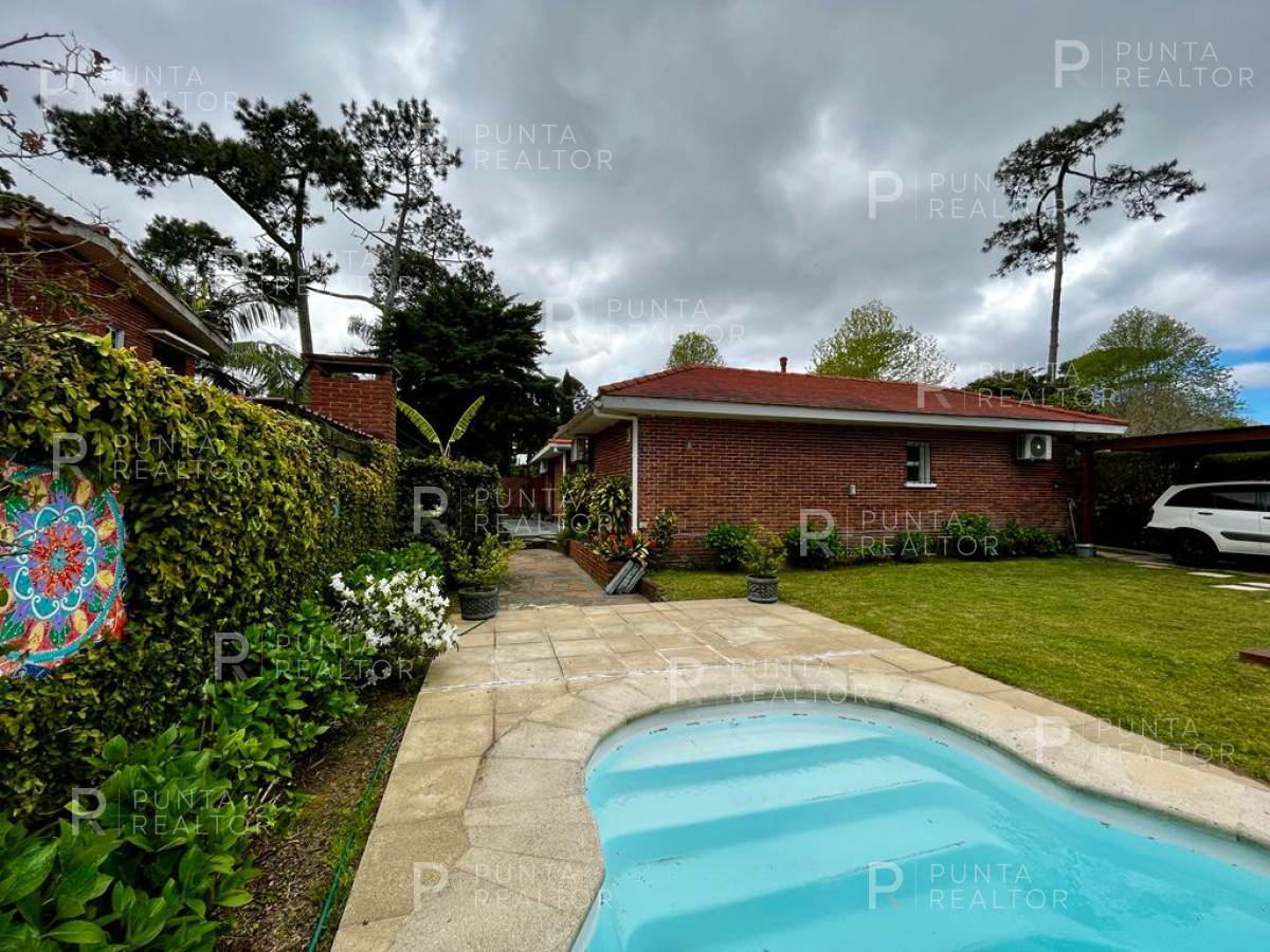 Casa ID.2454 - Casa Alquiler, 3 Dormitorios, Pileta climatizada, Playa Mansa, Punta del Este, Uruguay