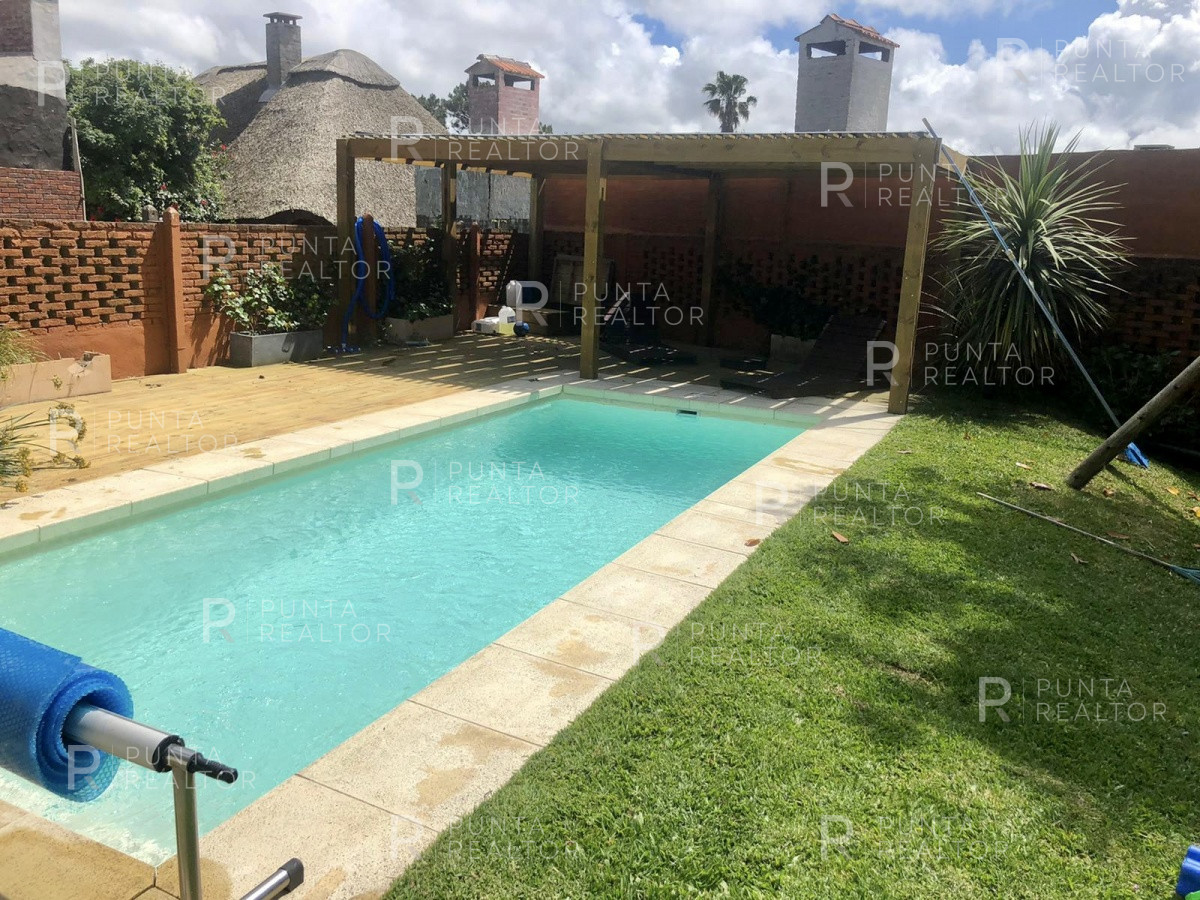 Casa ID.131 - Las Delicias, casa de dos dormitorios para 7 personas, 2 dormitorios y servicio, jardín, parrillero techado. cochera, a 3 cuadras de la playa