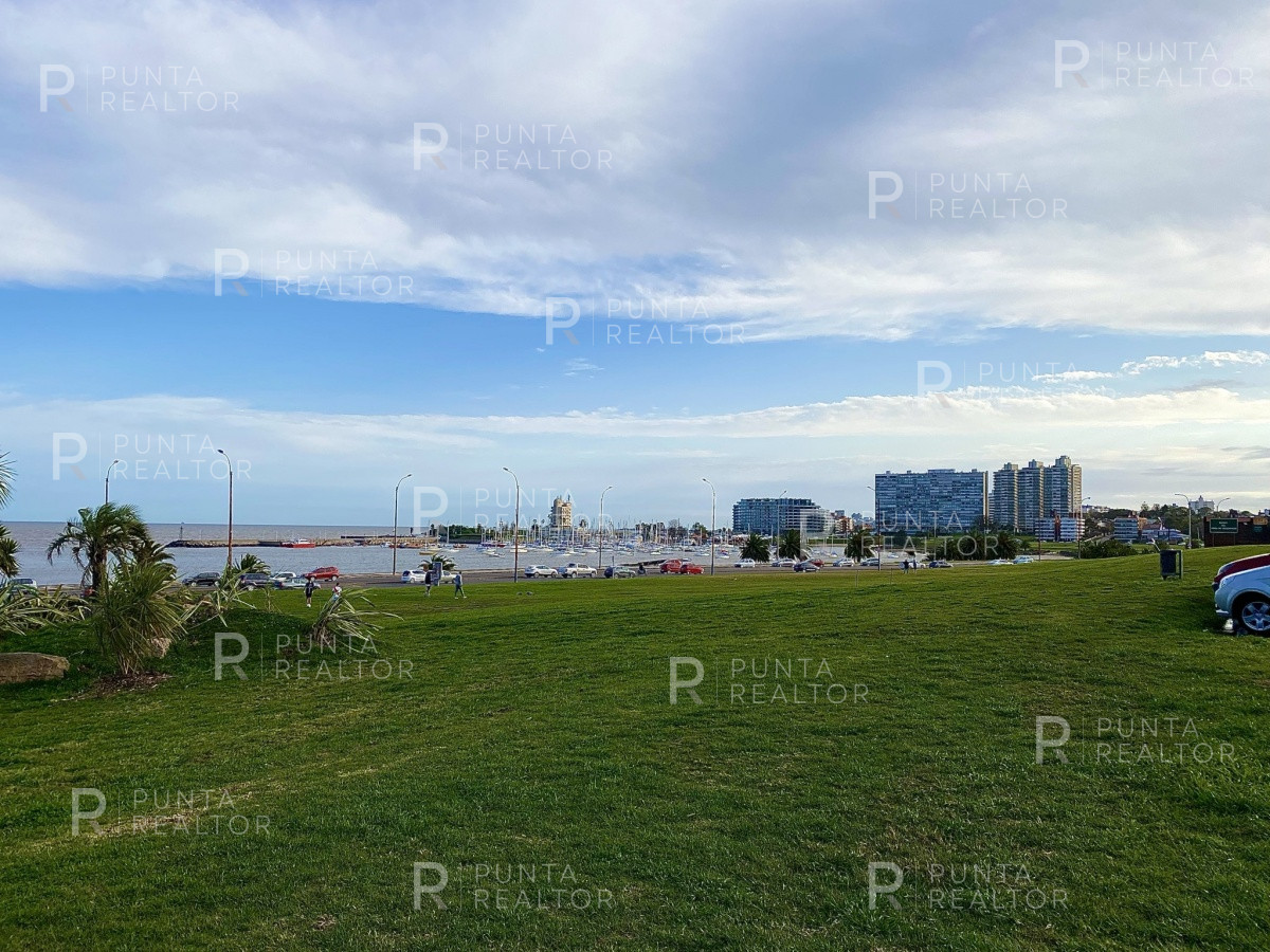 Casa ID.828 - Casa en alquiler 3 dormitorios, 2 suites, servicio, barbacoa, jardines, Montevideo Uruguay