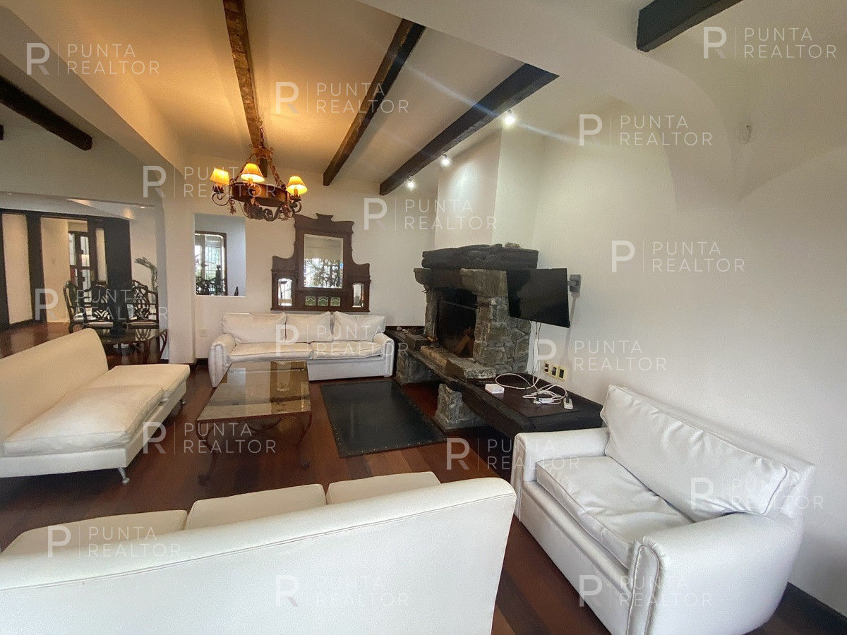 Casa ID.828 - Casa en alquiler 3 dormitorios, 2 suites, servicio, barbacoa, jardines, Montevideo Uruguay