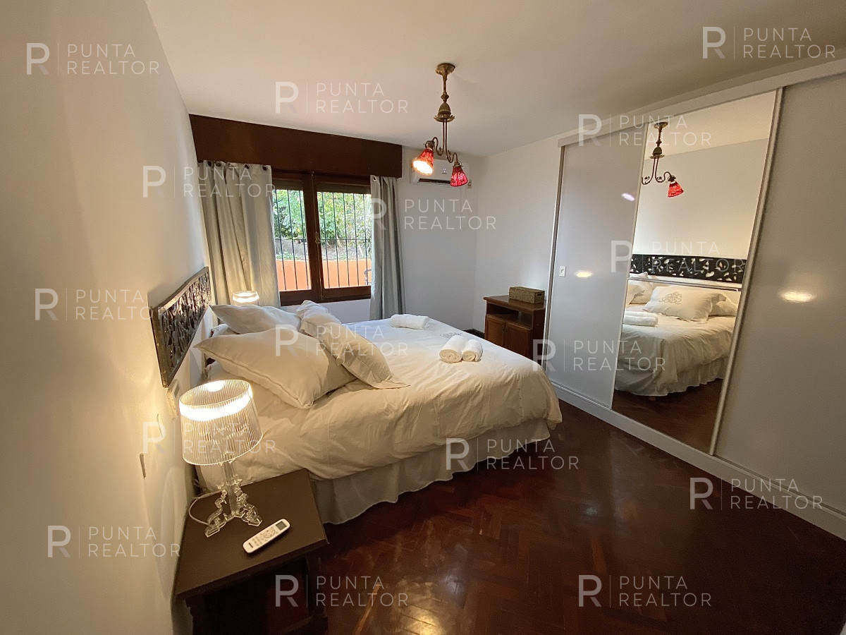 Casa ID.828 - Casa en alquiler 3 dormitorios, 2 suites, servicio, barbacoa, jardines, Montevideo Uruguay