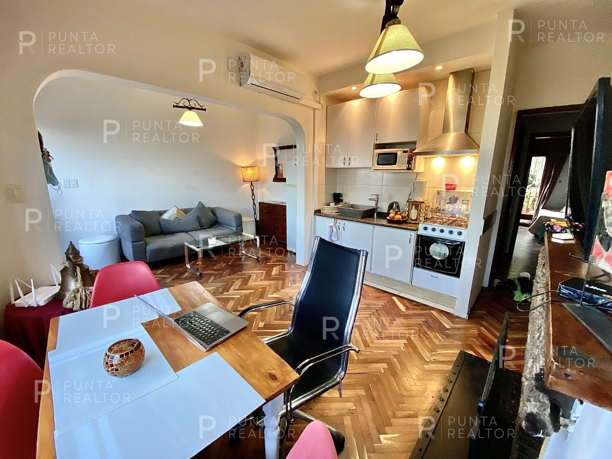 Casa ID.828 - Casa en alquiler 3 dormitorios, 2 suites, servicio, barbacoa, jardines, Montevideo Uruguay