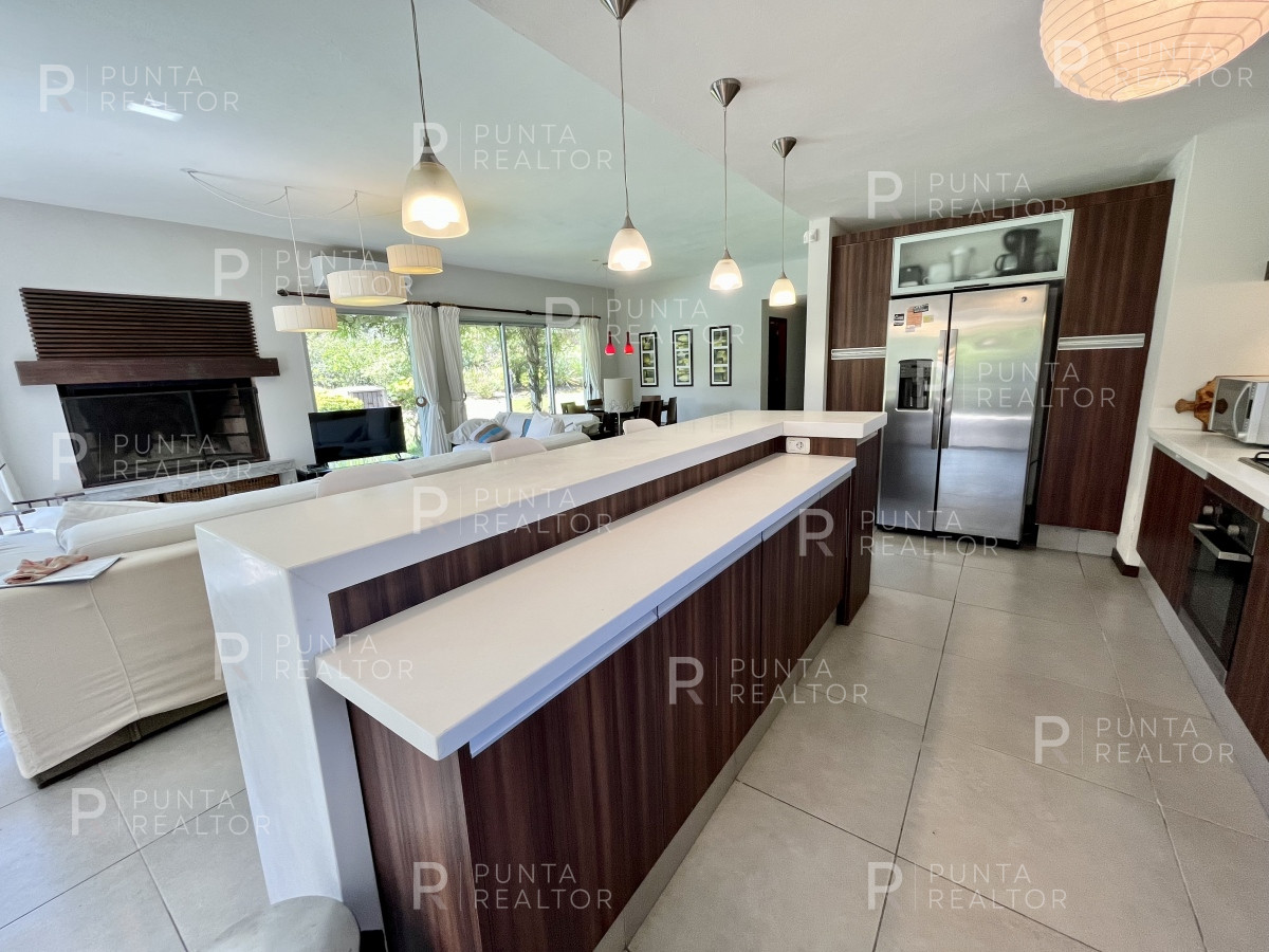 Casa ID.746 - Casa en alquiler 4 dormitorios, Pileta, La Barra, Uruguay 