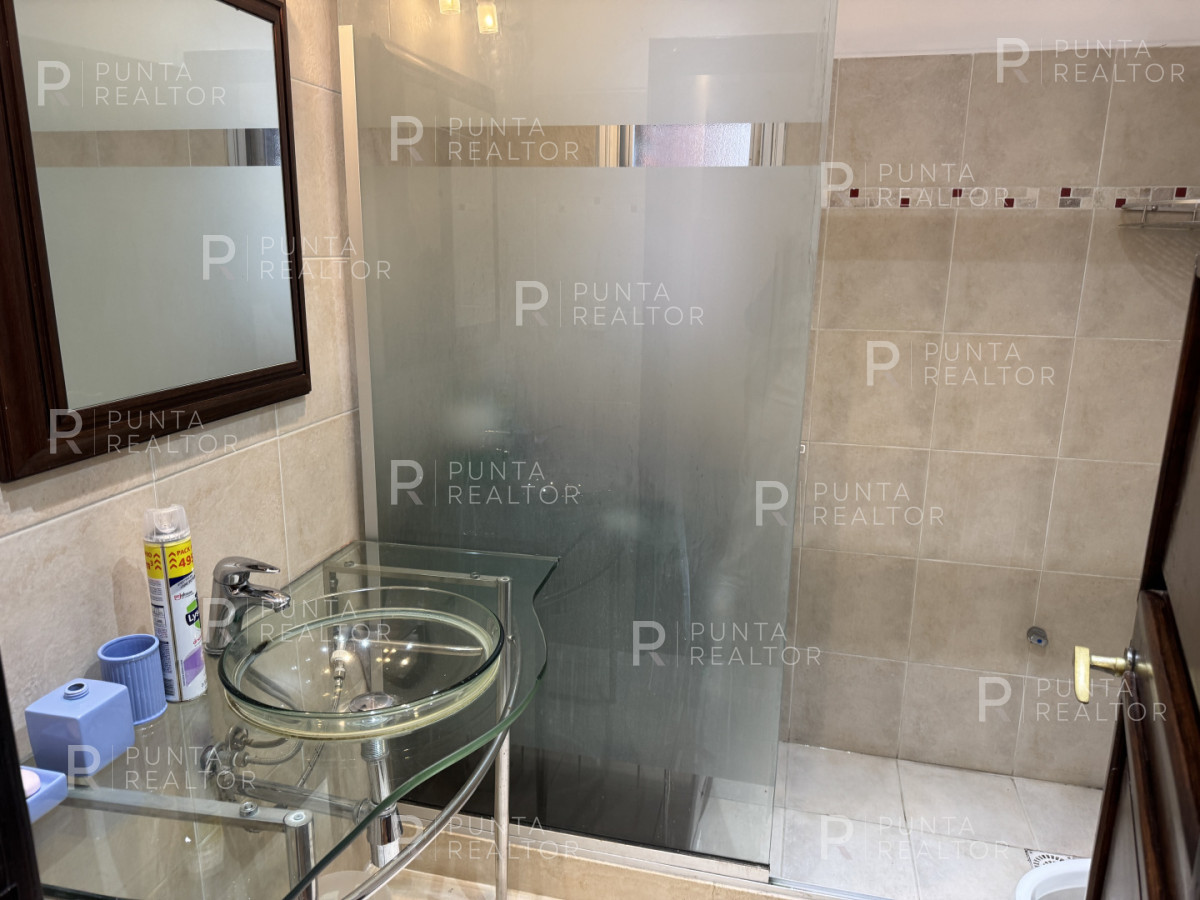 Casa ID.828 - Casa en alquiler 5 dormitorios, 3 suites, servicio, barbacoa, jardines, Montevideo Uruguay