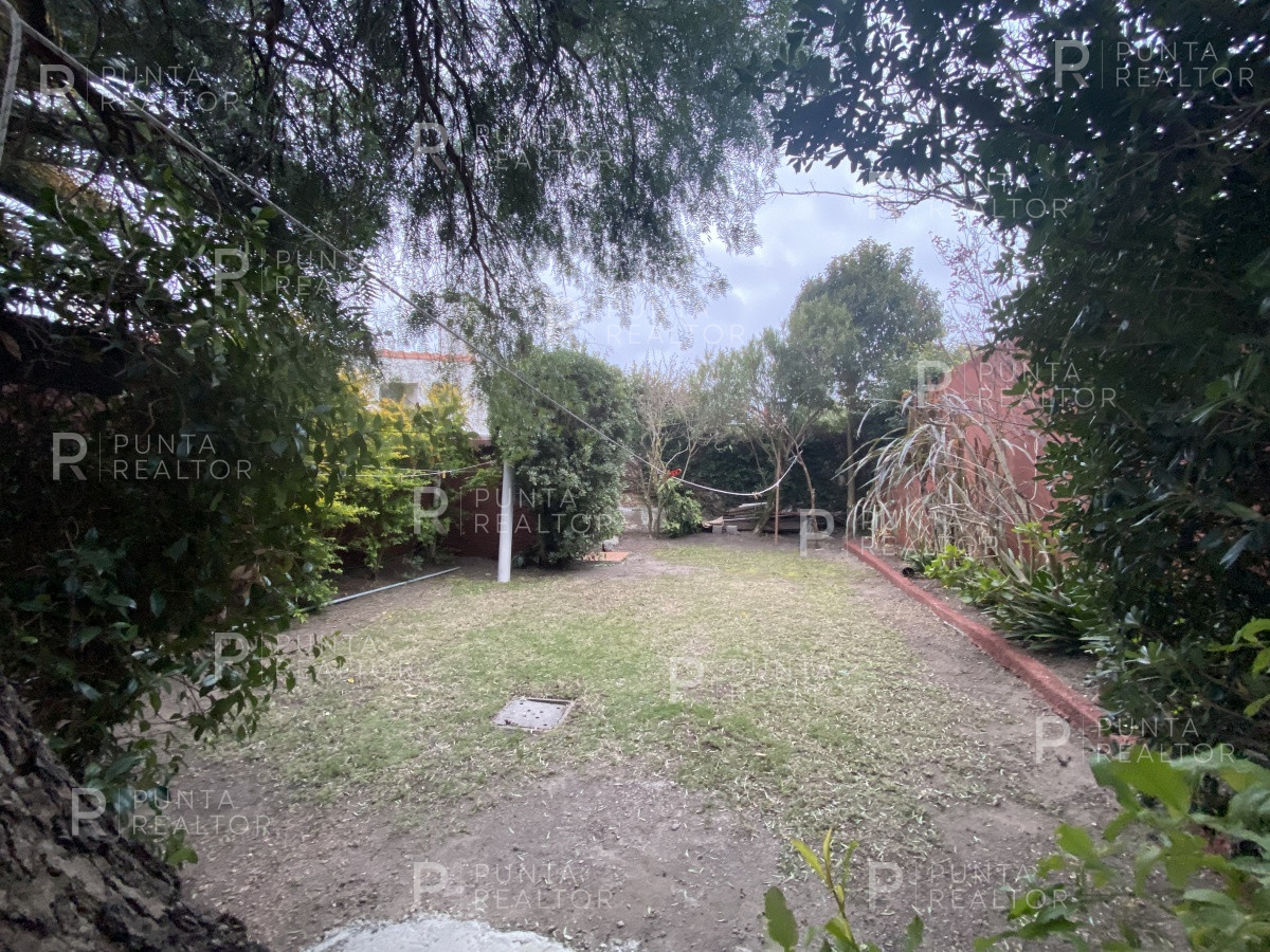 Casa ID.828 - Casa en alquiler 3 dormitorios, 2 suites, servicio, barbacoa, jardines, Montevideo Uruguay