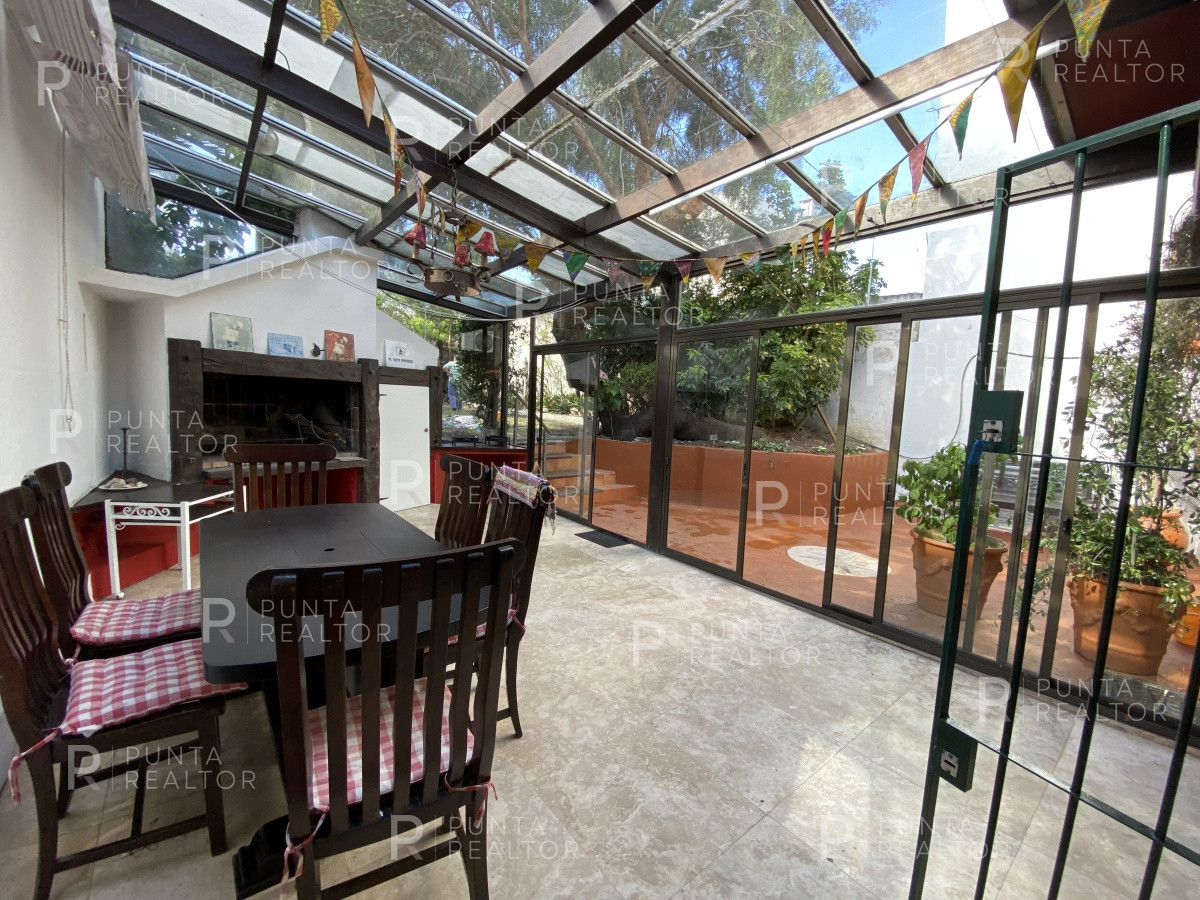 Casa ID.828 - Casa en alquiler 3 dormitorios, 2 suites, servicio, barbacoa, jardines, Montevideo Uruguay