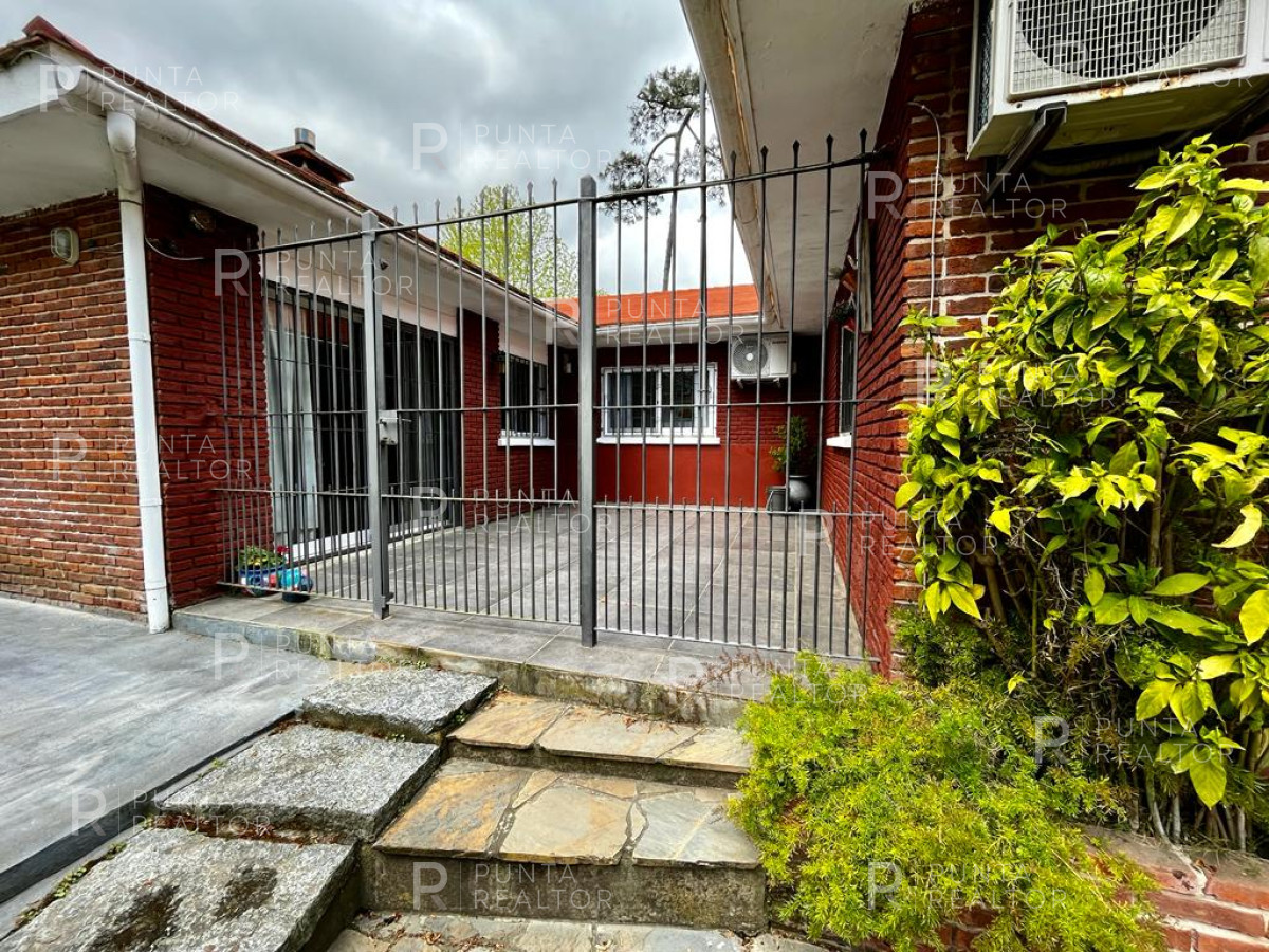 Casa ID.2454 - Casa Alquiler, 3 Dormitorios, Pileta climatizada, Playa Mansa, Punta del Este, Uruguay