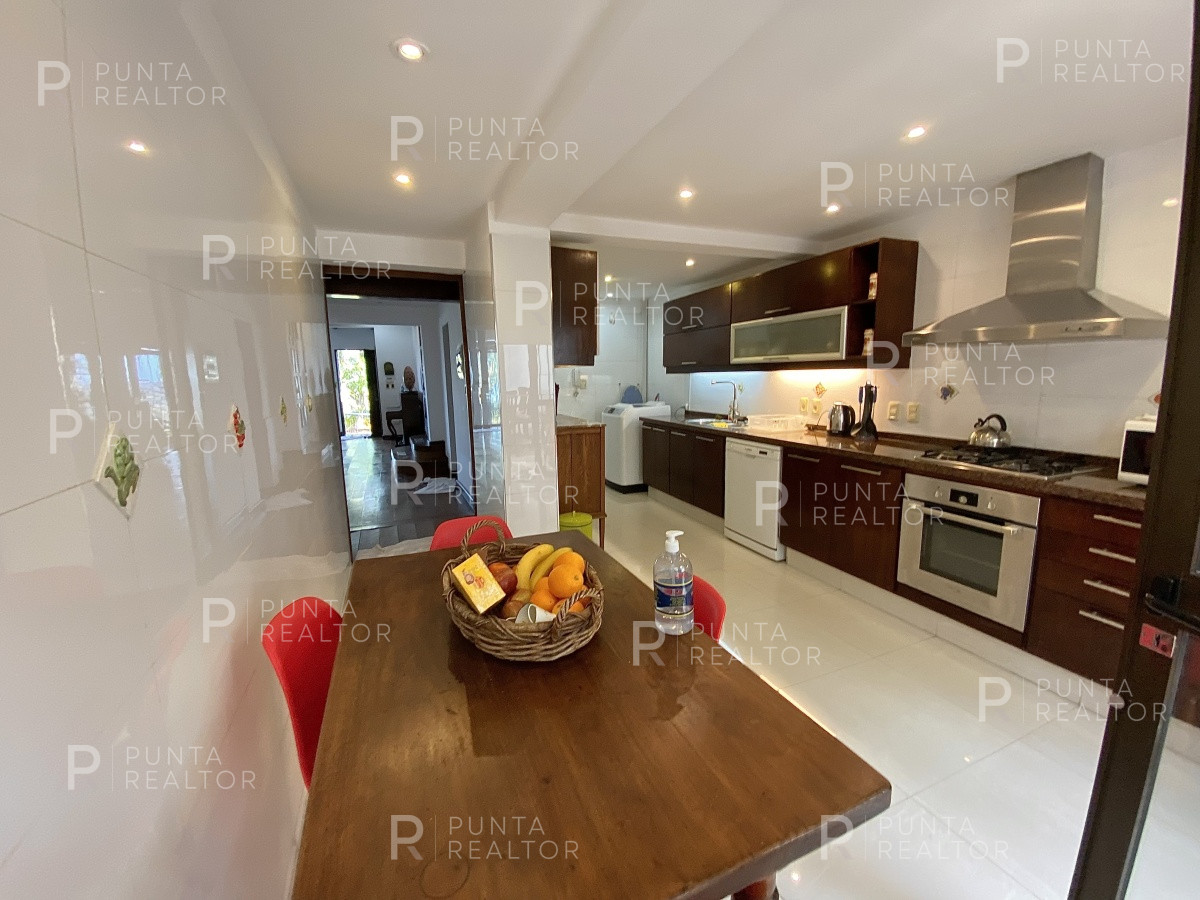Casa ID.828 - Casa en alquiler 3 dormitorios, 2 suites, servicio, barbacoa, jardines, Montevideo Uruguay