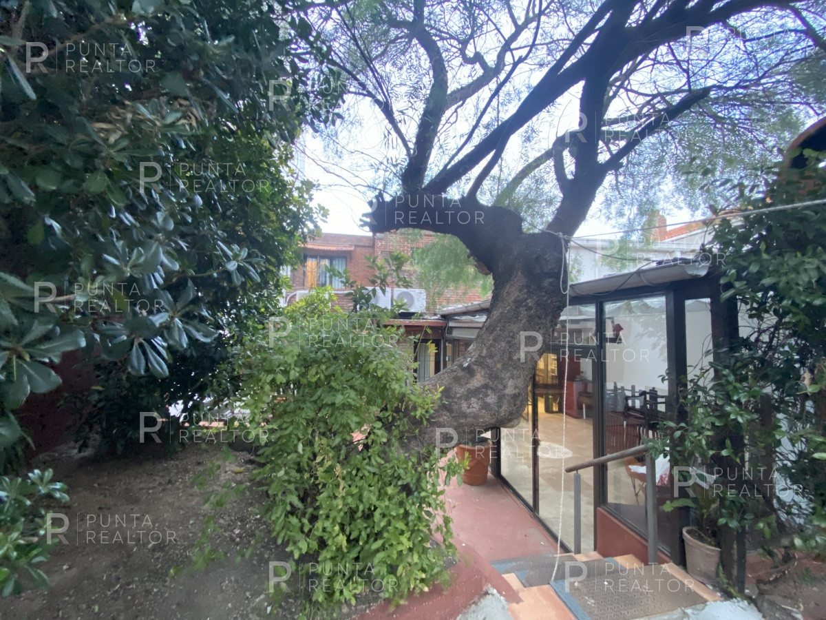 Casa ID.828 - Casa en alquiler 3 dormitorios, 2 suites, servicio, barbacoa, jardines, Montevideo Uruguay