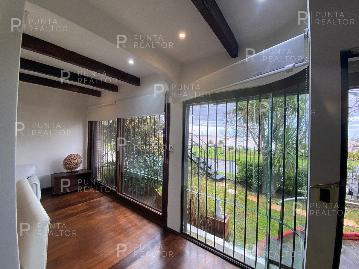 Casa ID.828 - Casa en alquiler 3 dormitorios, 2 suites, servicio, barbacoa, jardines, Montevideo Uruguay