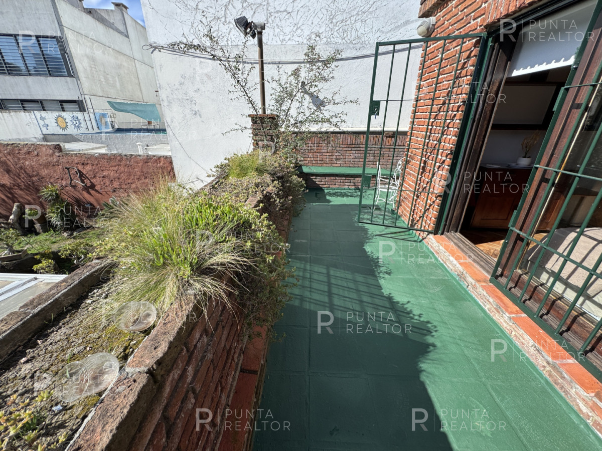 Casa ID.828 - Casa en alquiler 5 dormitorios, 3 suites, servicio, barbacoa, jardines, Montevideo Uruguay