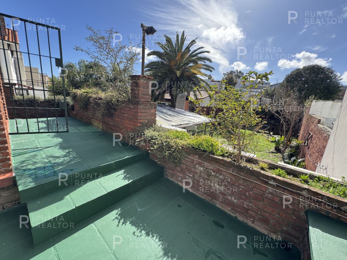 Casa ID.828 - Casa en alquiler 5 dormitorios, 3 suites, servicio, barbacoa, jardines, Montevideo Uruguay