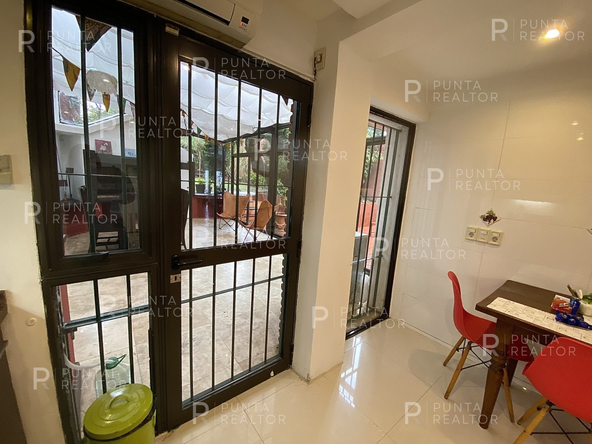 Casa ID.828 - Casa en alquiler 3 dormitorios, 2 suites, servicio, barbacoa, jardines, Montevideo Uruguay