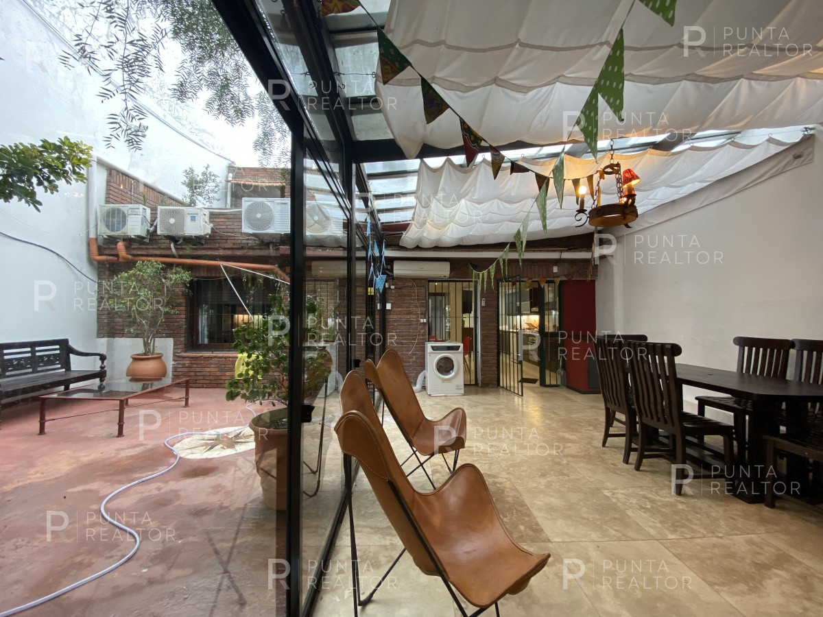Casa ID.828 - Casa en alquiler 3 dormitorios, 2 suites, servicio, barbacoa, jardines, Montevideo Uruguay