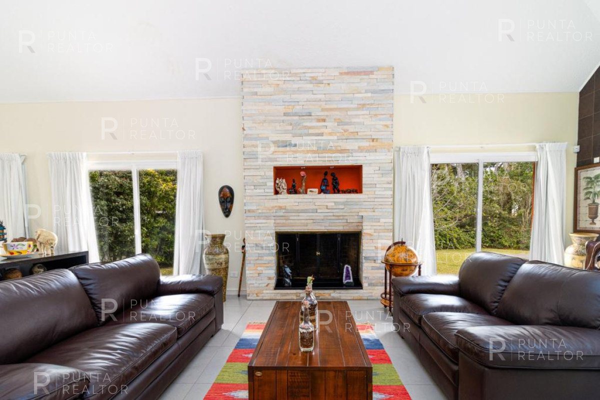 Casa ID.1199 - Excelente casa en alquiler anual 5 dormitorios y pileta climatizada, Punta del Este, Uruguay