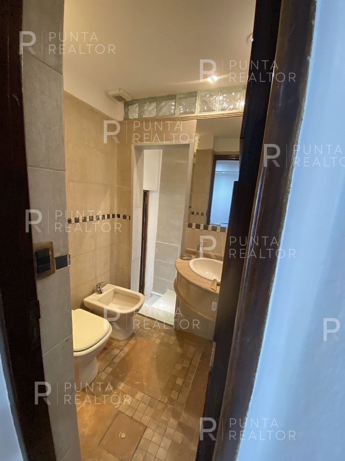 Casa ID.828 - Casa en alquiler 3 dormitorios, 2 suites, servicio, barbacoa, jardines, Montevideo Uruguay