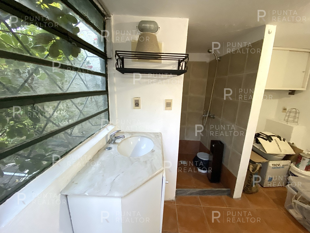 Casa ID.828 - Casa en alquiler 3 dormitorios, 2 suites, servicio, barbacoa, jardines, Montevideo Uruguay