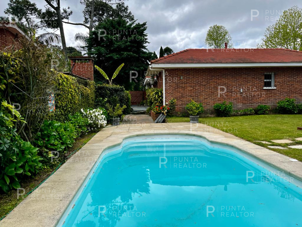 Casa ID.2454 - Casa Alquiler, 3 Dormitorios, Pileta climatizada, Playa Mansa, Punta del Este, Uruguay