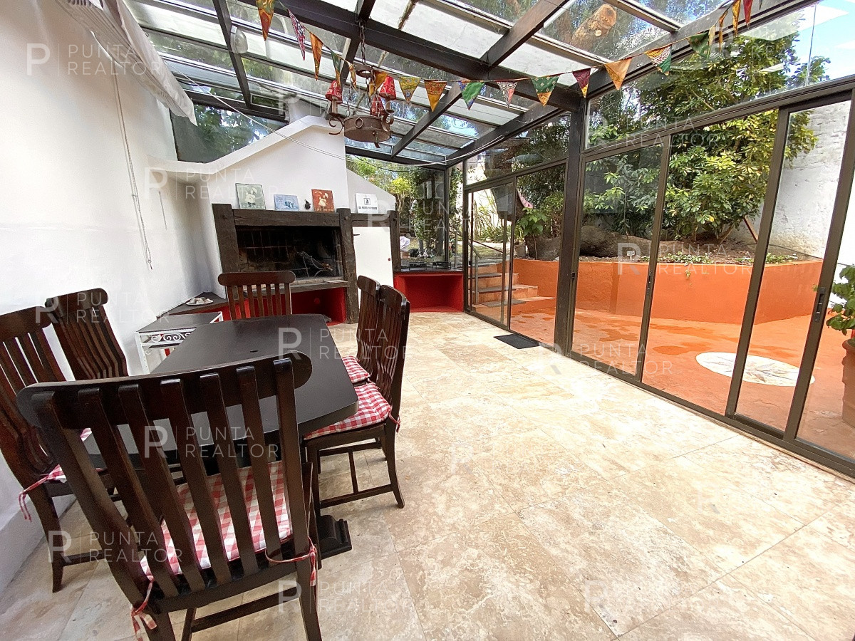 Casa ID.828 - Casa en alquiler 3 dormitorios, 2 suites, servicio, barbacoa, jardines, Montevideo Uruguay