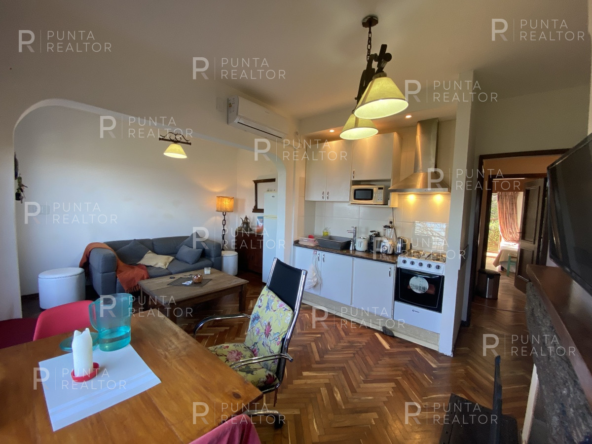 Casa ID.828 - Casa en alquiler 3 dormitorios, 2 suites, servicio, barbacoa, jardines, Montevideo Uruguay
