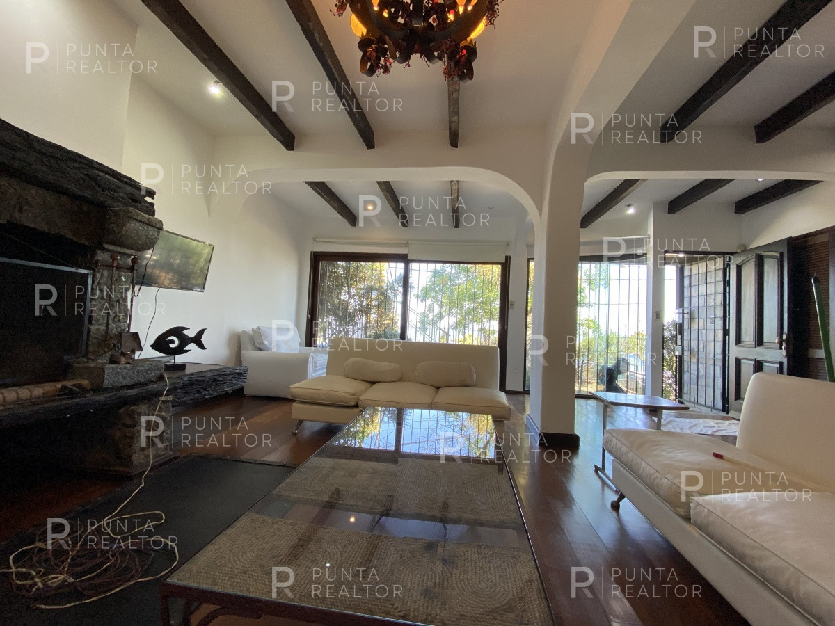 Casa ID.828 - Casa en alquiler 3 dormitorios, 2 suites, servicio, barbacoa, jardines, Montevideo Uruguay