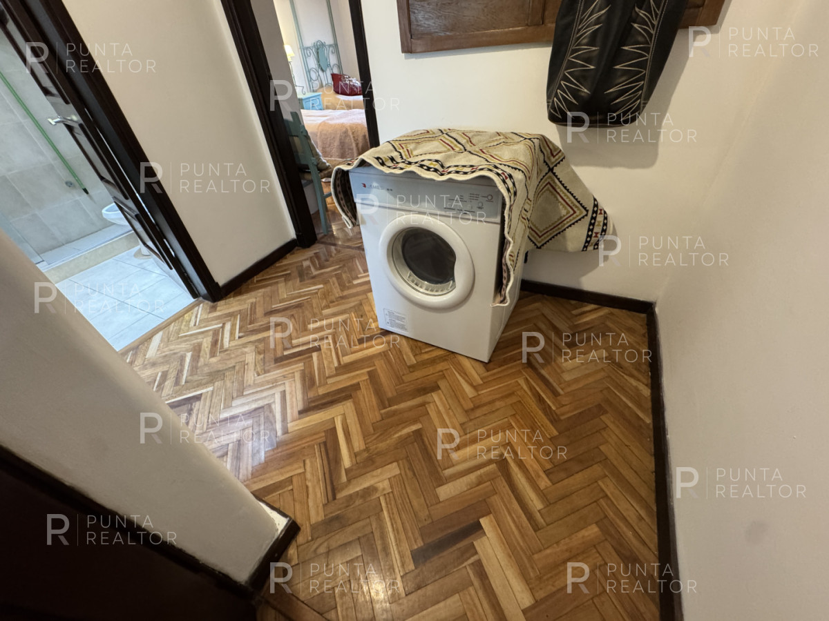 Casa ID.828 - Casa en alquiler 5 dormitorios, 3 suites, servicio, barbacoa, jardines, Montevideo Uruguay