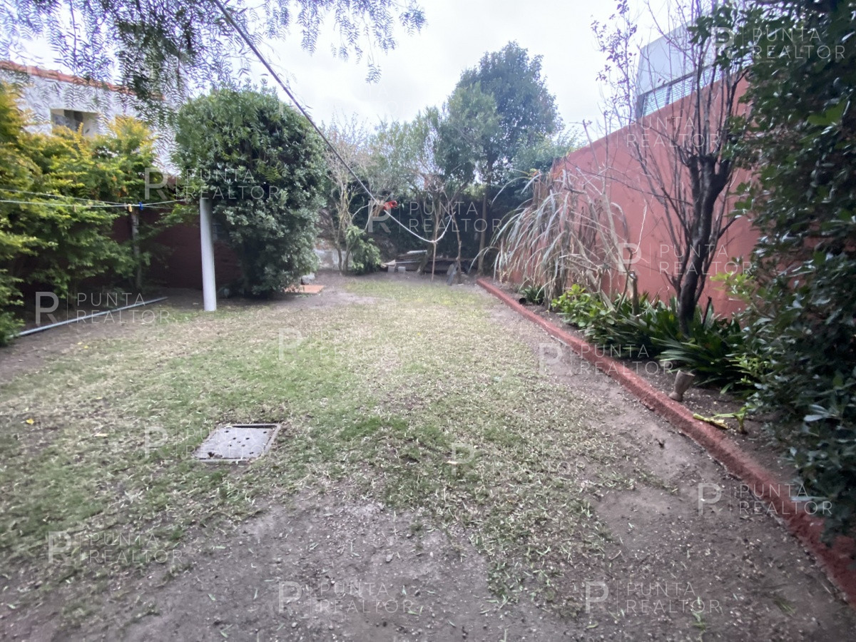Casa ID.828 - Casa en alquiler 3 dormitorios, 2 suites, servicio, barbacoa, jardines, Montevideo Uruguay
