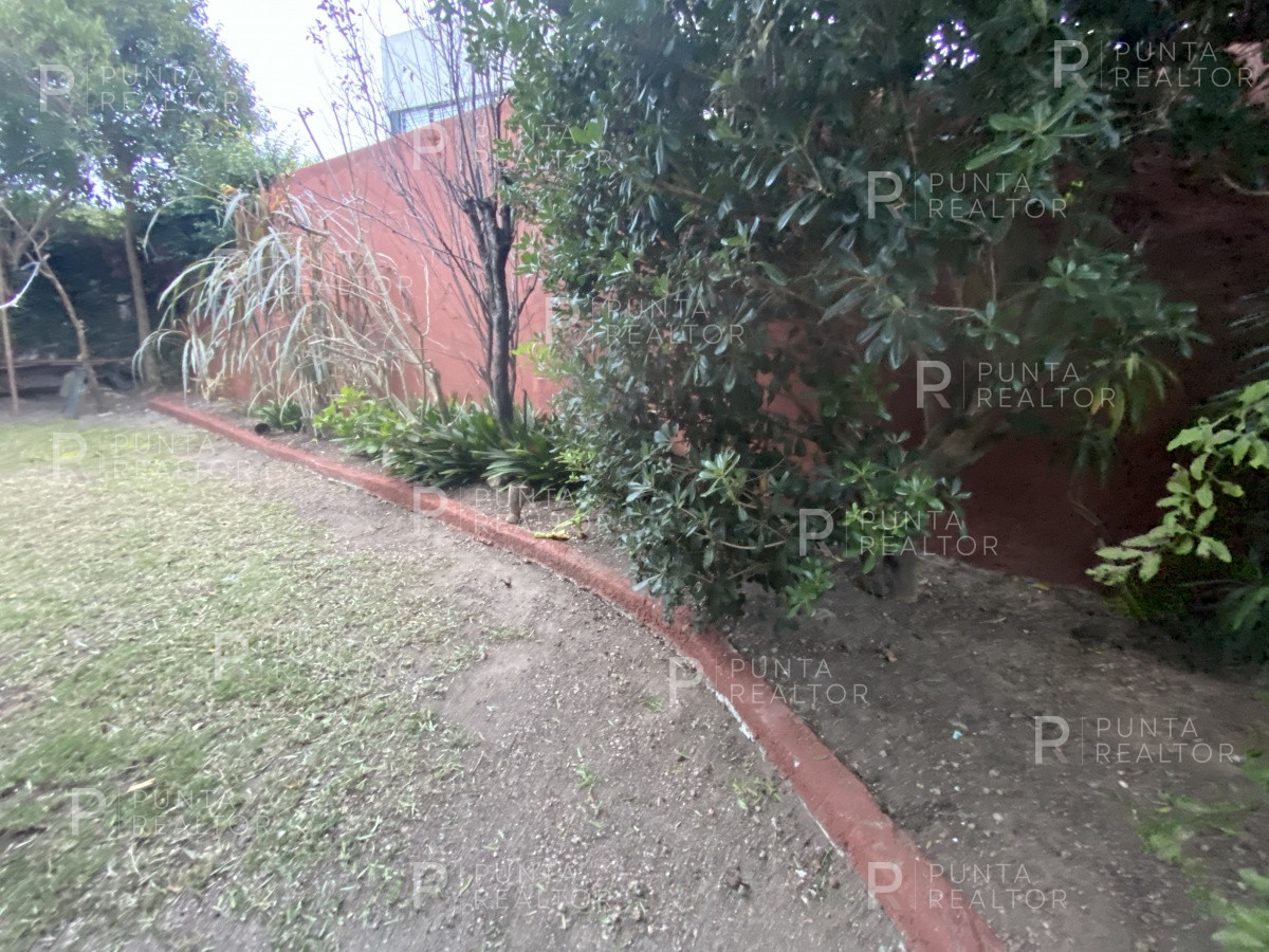 Casa ID.828 - Casa en alquiler 3 dormitorios, 2 suites, servicio, barbacoa, jardines, Montevideo Uruguay