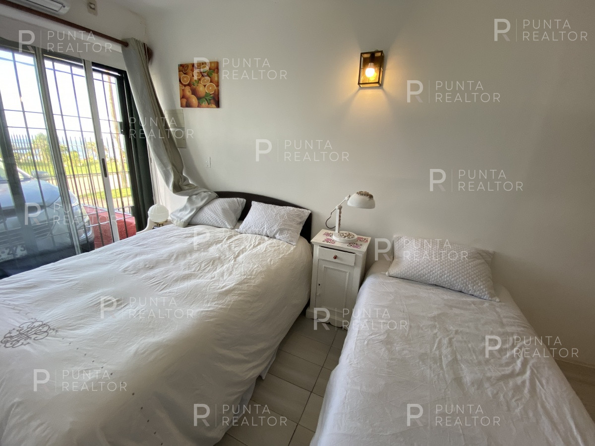Casa ID.828 - Casa en alquiler 3 dormitorios, 2 suites, servicio, barbacoa, jardines, Montevideo Uruguay