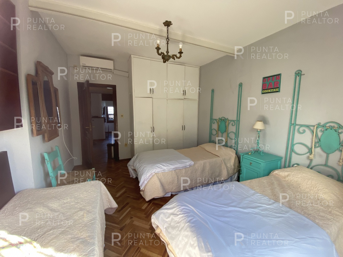 Casa ID.828 - Casa en alquiler 3 dormitorios, 2 suites, servicio, barbacoa, jardines, Montevideo Uruguay