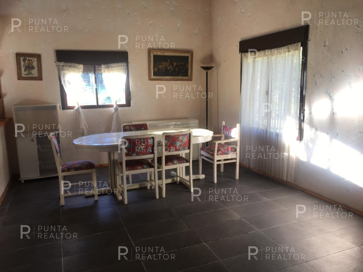 Casa ID.481 - Venta en La Barra, casa, 3 dormitorios, 2 baños, gran terreno de casi 900 m2, parrillero techado, playroom