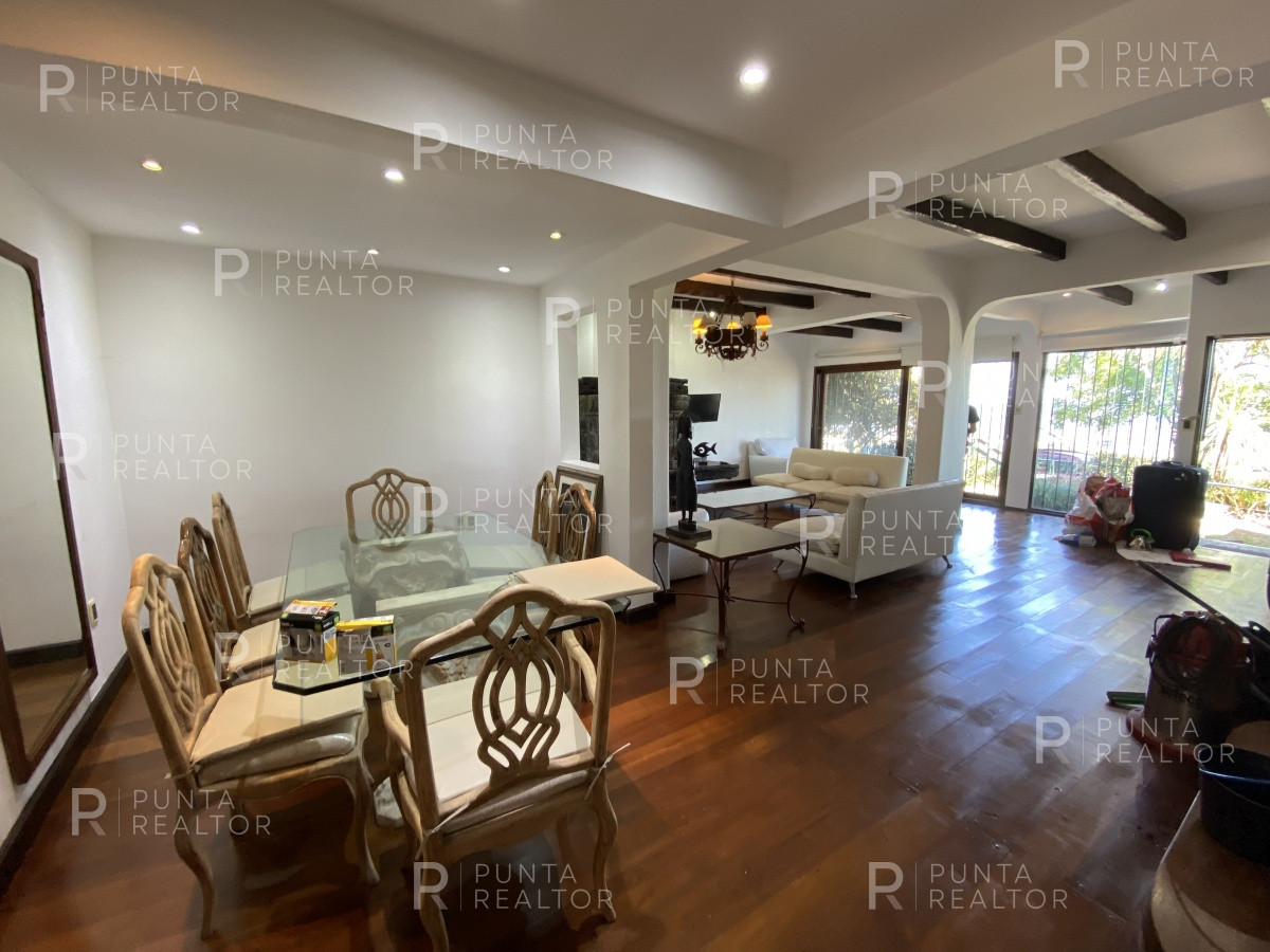 Casa ID.828 - Casa en alquiler 3 dormitorios, 2 suites, servicio, barbacoa, jardines, Montevideo Uruguay