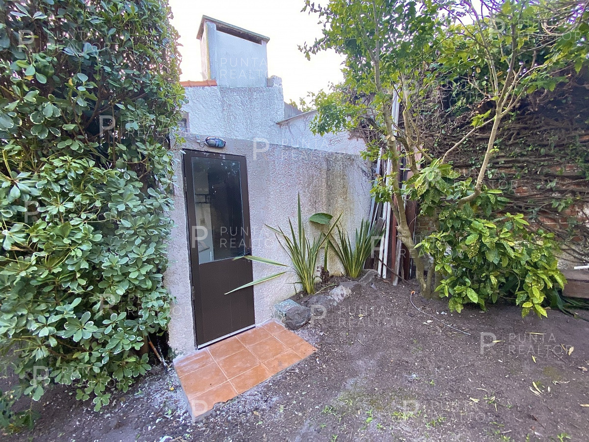Casa ID.828 - Casa en alquiler 3 dormitorios, 2 suites, servicio, barbacoa, jardines, Montevideo Uruguay