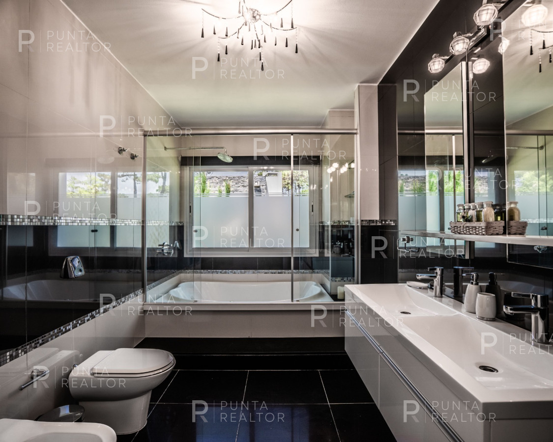 Casa ID.622 - Casa en venta 4 dormitorios, Boulevard Park, Playa Mansa, Punta del Este, Uruguay