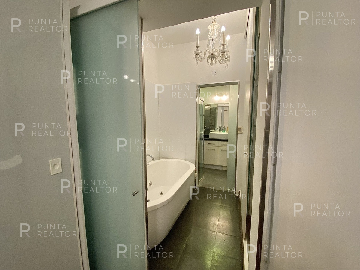 Casa ID.828 - Casa en alquiler 3 dormitorios, 2 suites, servicio, barbacoa, jardines, Montevideo Uruguay