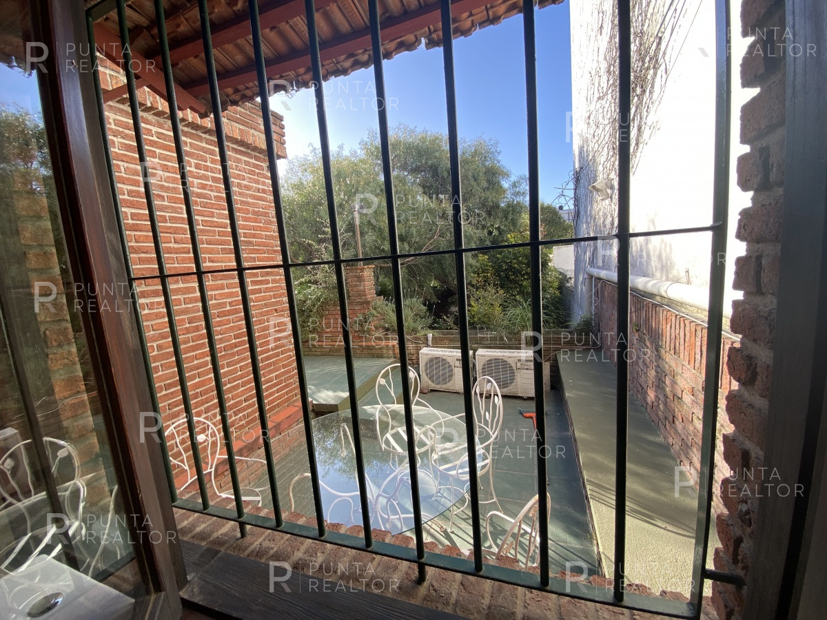 Casa ID.828 - Casa en alquiler 3 dormitorios, 2 suites, servicio, barbacoa, jardines, Montevideo Uruguay