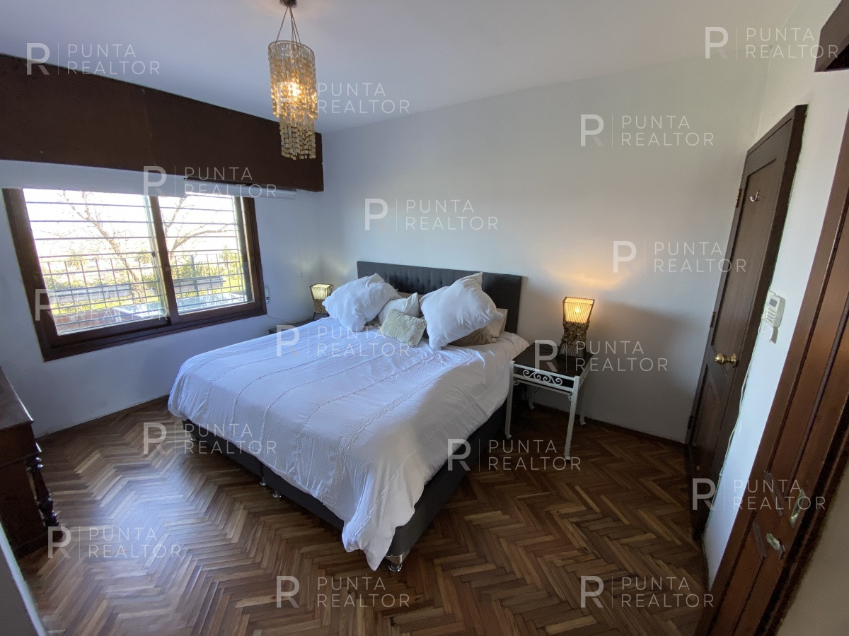 Casa ID.828 - Casa en alquiler 3 dormitorios, 2 suites, servicio, barbacoa, jardines, Montevideo Uruguay