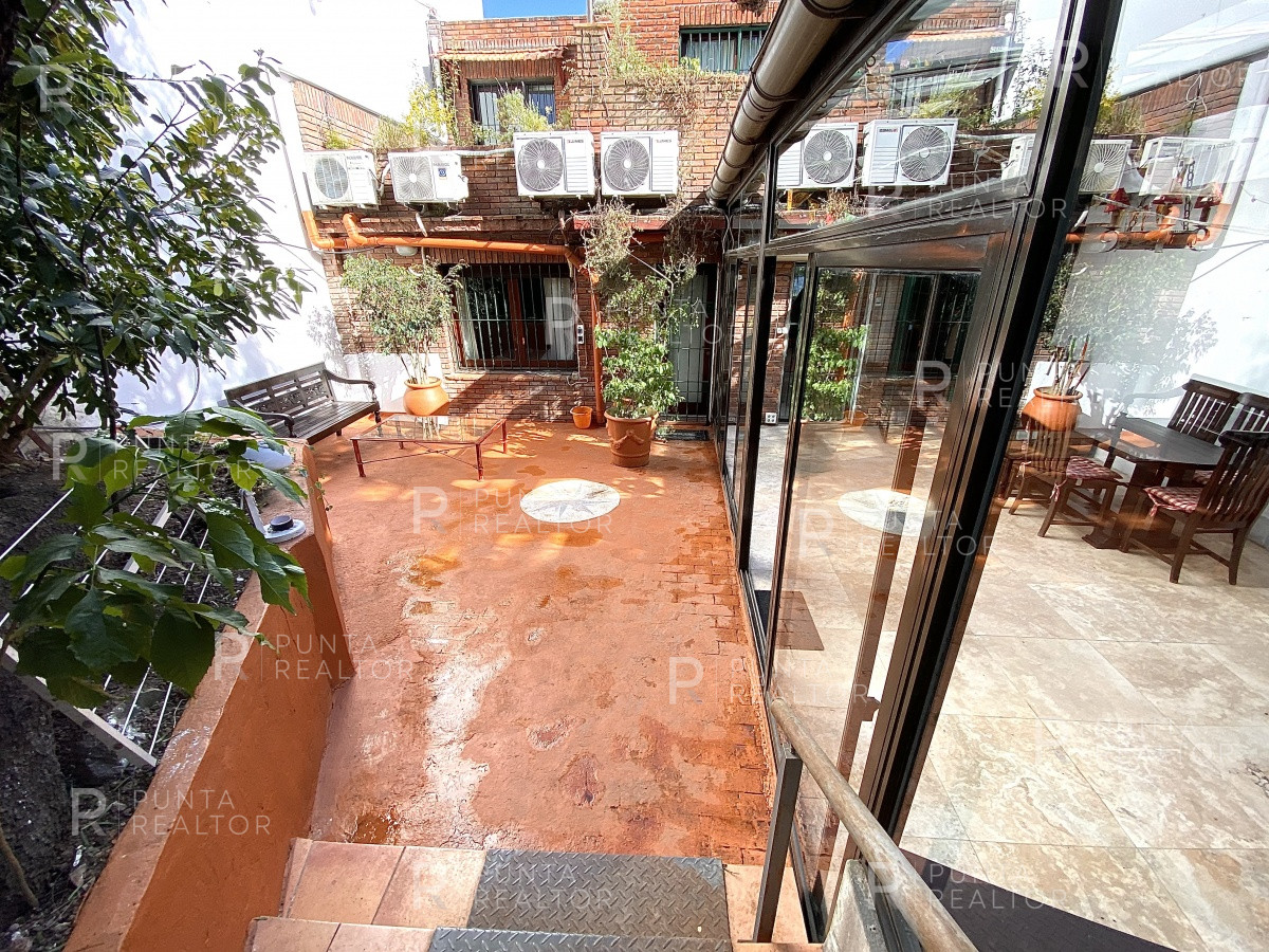 Casa ID.828 - Casa en alquiler 3 dormitorios, 2 suites, servicio, barbacoa, jardines, Montevideo Uruguay