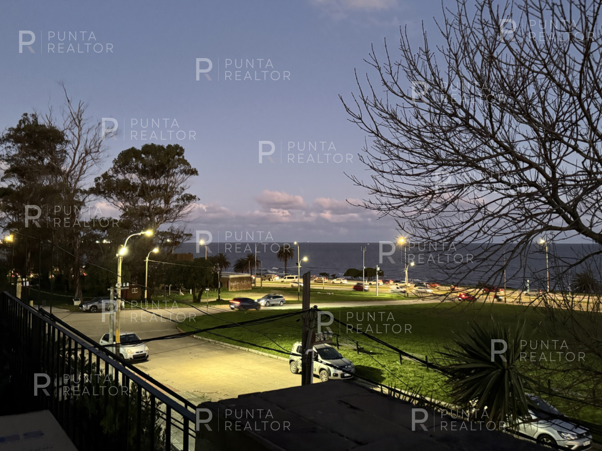 Casa ID.828 - Casa en alquiler 5 dormitorios, 3 suites, servicio, barbacoa, jardines, Montevideo Uruguay