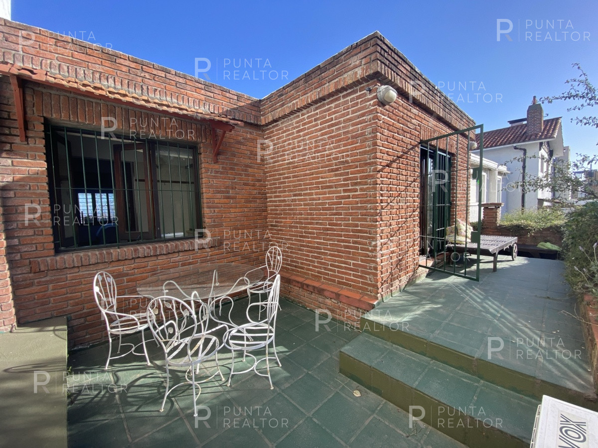 Casa ID.828 - Casa en alquiler 3 dormitorios, 2 suites, servicio, barbacoa, jardines, Montevideo Uruguay