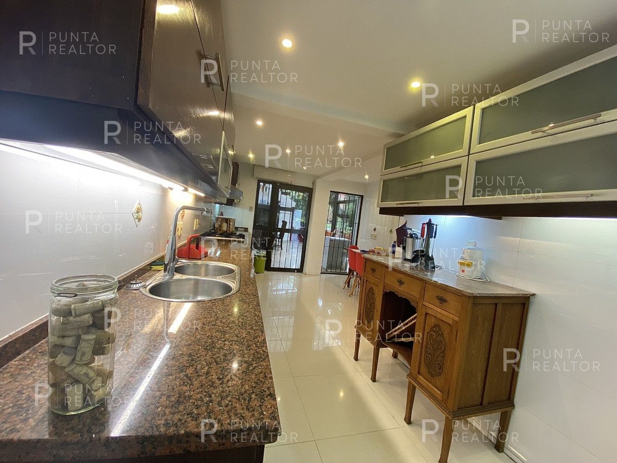 Casa ID.828 - Casa en alquiler 3 dormitorios, 2 suites, servicio, barbacoa, jardines, Montevideo Uruguay
