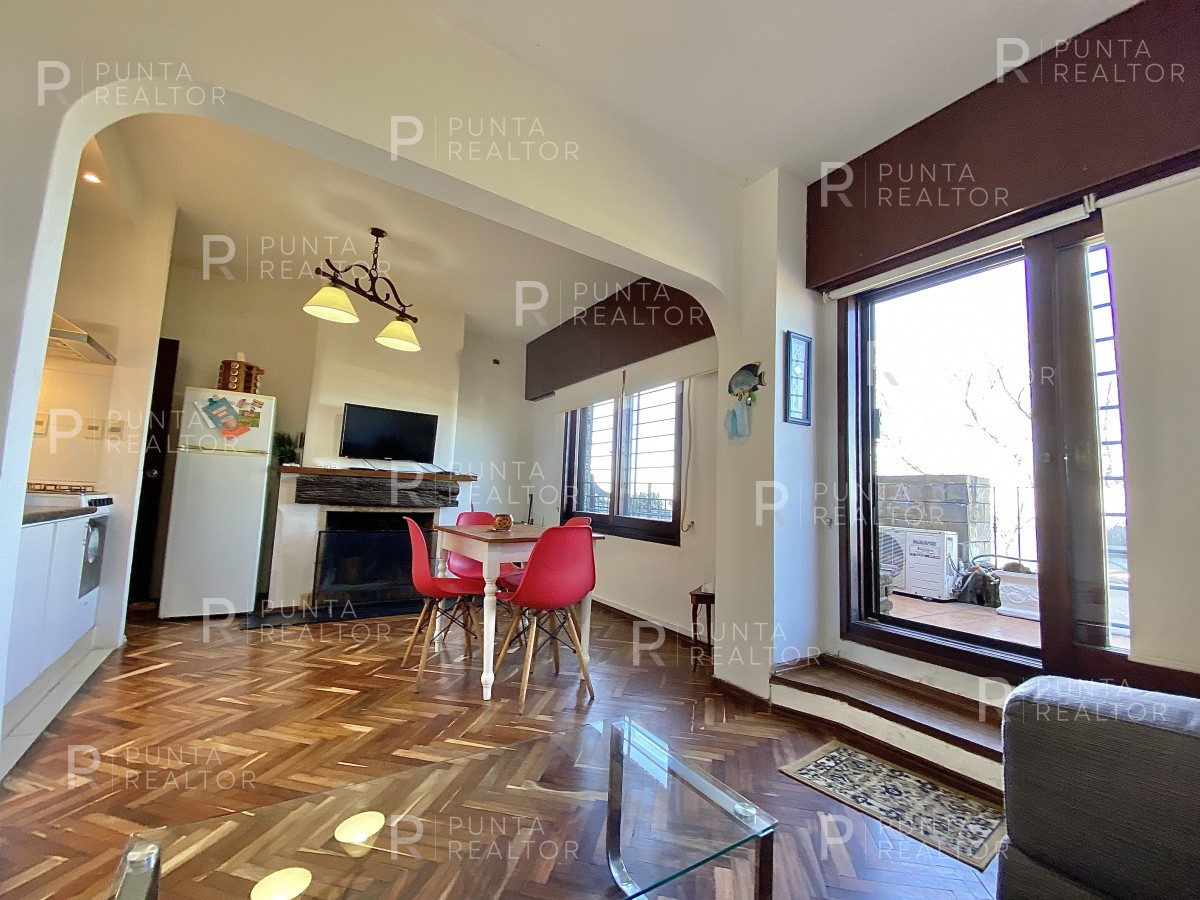 Casa ID.828 - Casa en alquiler 3 dormitorios, 2 suites, servicio, barbacoa, jardines, Montevideo Uruguay
