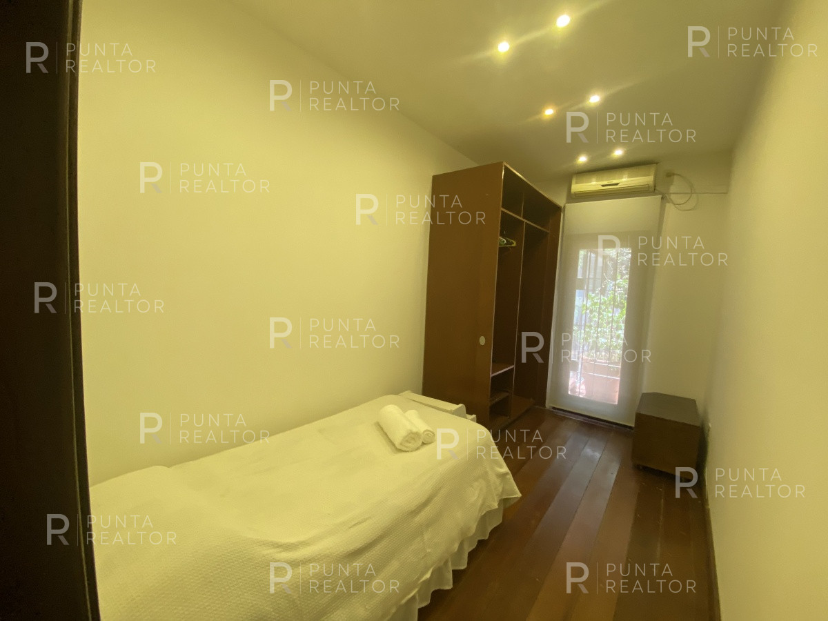 Casa ID.828 - Casa en alquiler 3 dormitorios, 2 suites, servicio, barbacoa, jardines, Montevideo Uruguay